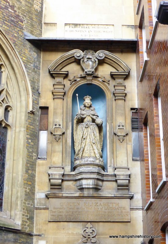 Queen Elizabeth I statue