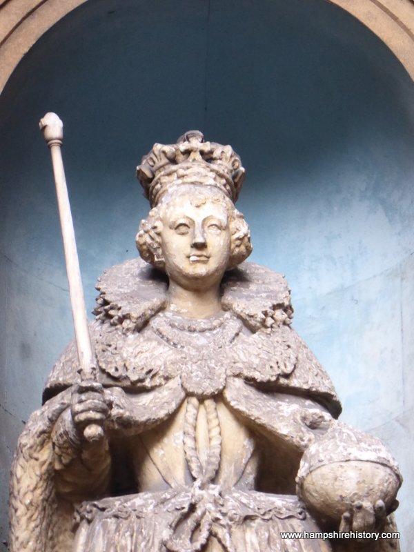queen elizabeth i statue London
